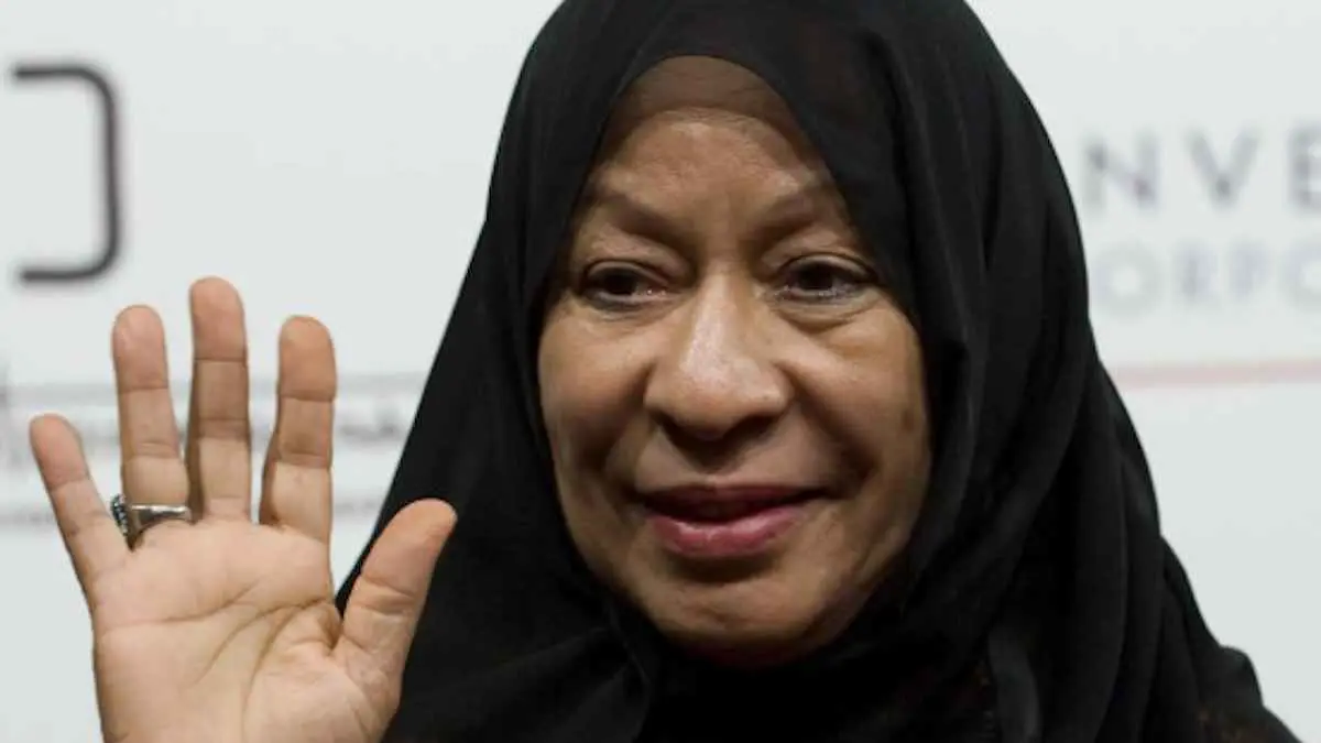 رحيل الفنانة الإماراتية رزيقة الطارش عن 71 عاماً