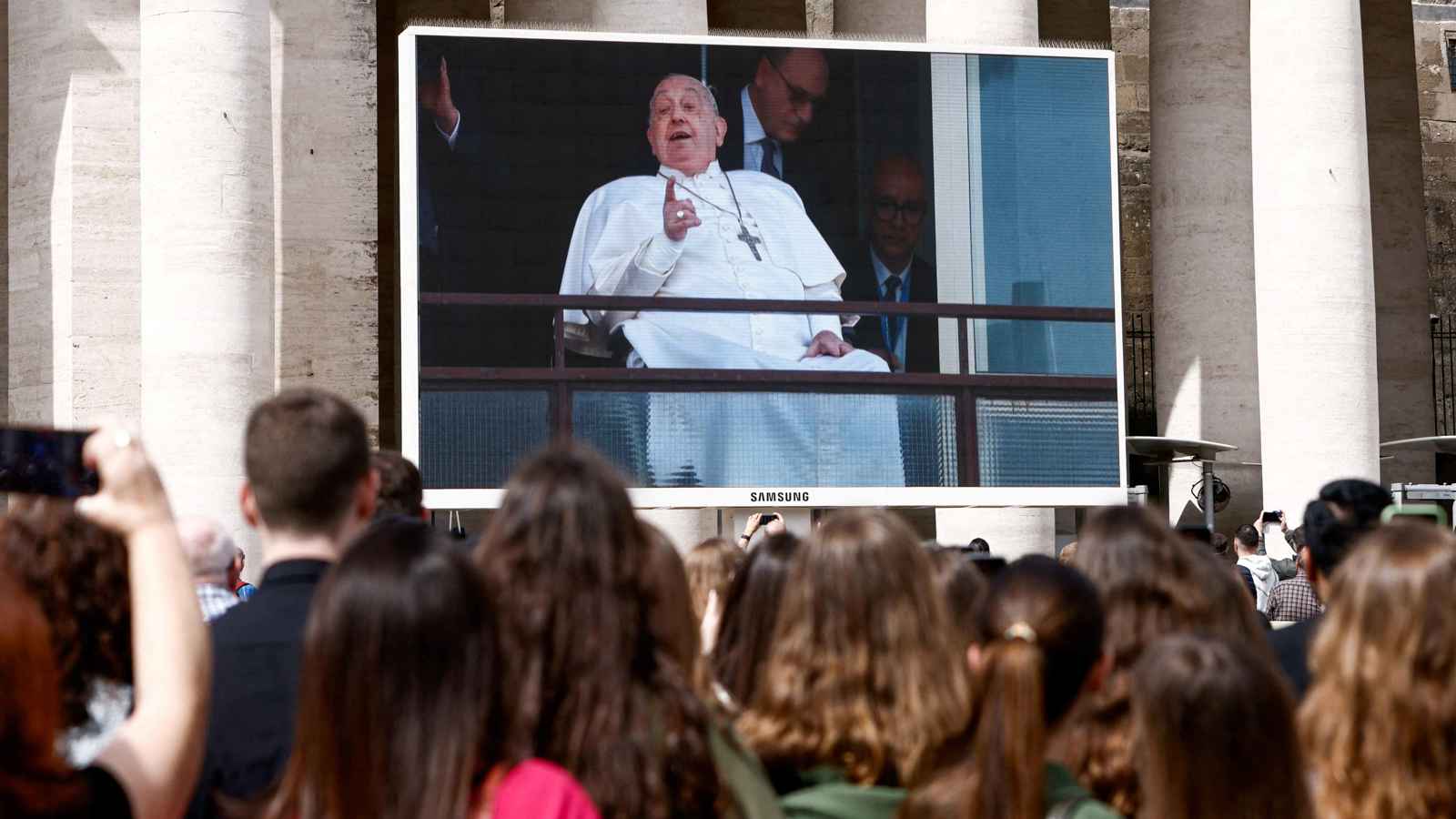 بعد 5 أسابيع من العلاج.. البابا فرنسيس يغادر المستشفى (فيديو)