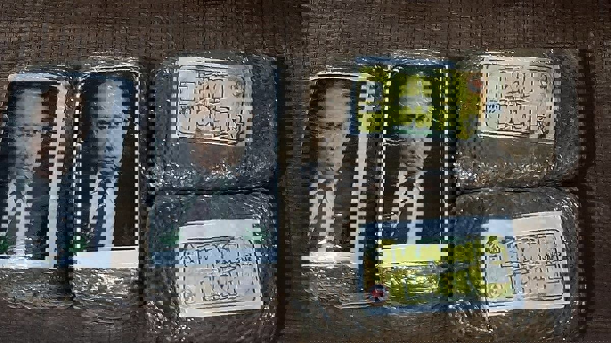 صور بوتين على 300 رزمة حشيش تم ضبطها في ليبيا