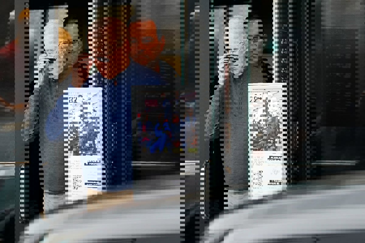 بعيون حمراء.. جو بايدن ينشر صورة تثير الجدل 