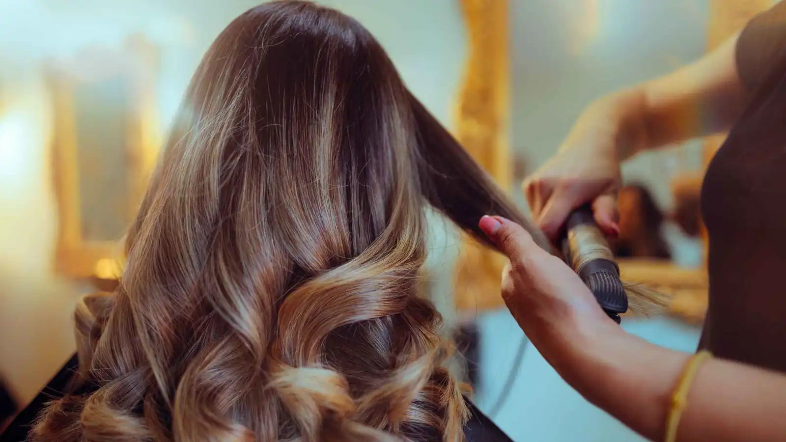 رغم الظروف المعيشية.. انتعاش مراكز التجميل قبيل عيد الفطر في سوريا