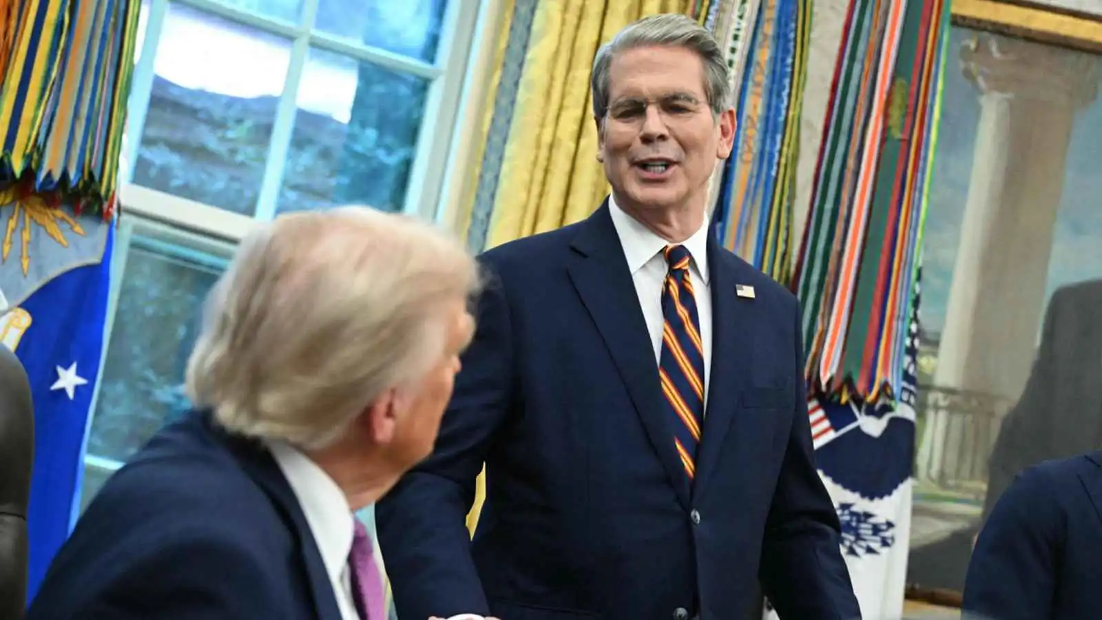 ذعر على الهواء.. وزير أمريكي يقطع حواراً لأجل ترامب (فيديو إرم)