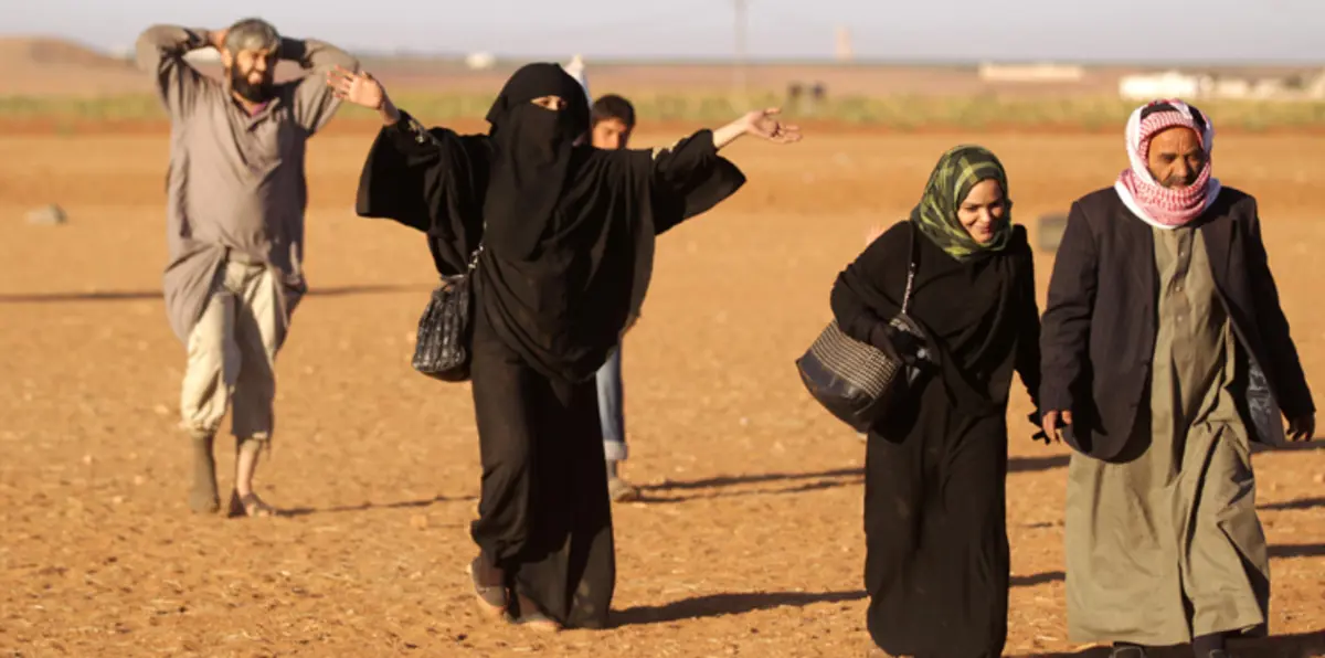 بالصور.. اللاجئون العراقيون يتدفقون على سوريا.. الرمضاء أهون من جحيم داعش والحشد