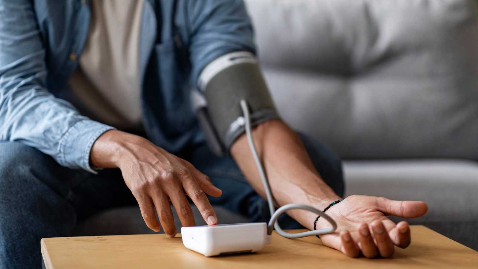 5 مشروبات ليلية تنظم ضغط الدم بشكل طبيعي