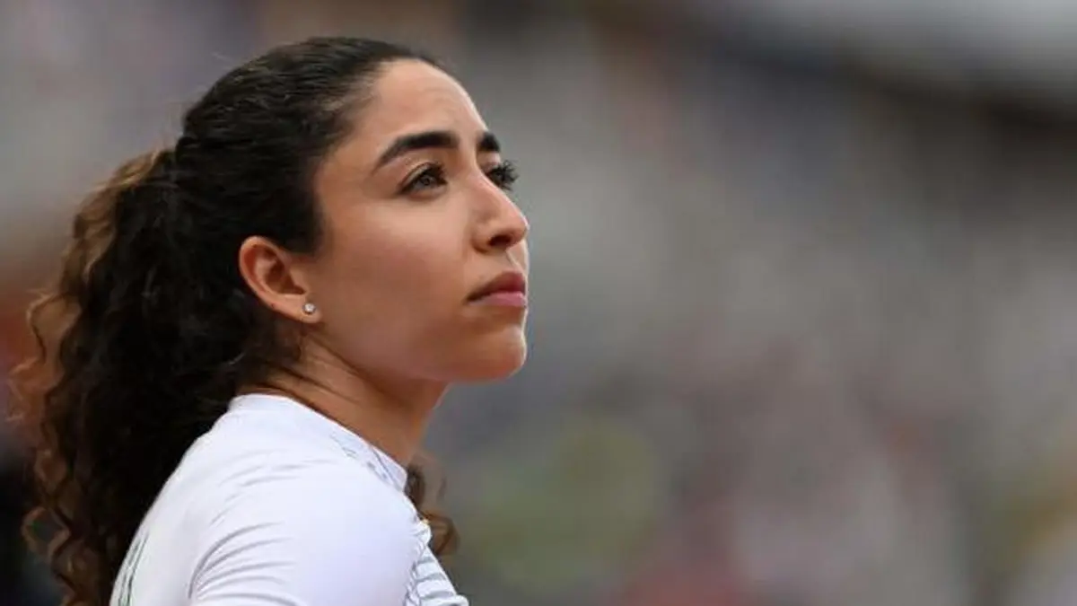 شاركت بملابس محتشمة.. السعودية ياسمين الدباغ في المركز السابع بسباق 100م (فيديو)