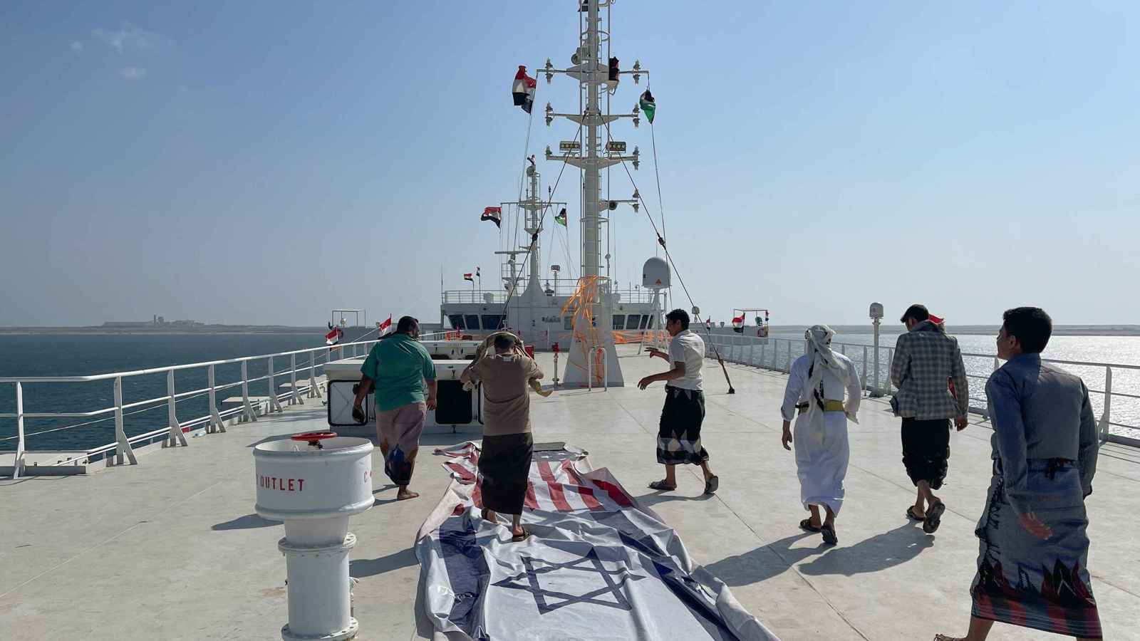 اليمن يدعو إلى استراتيجية دولية شاملة لحماية الملاحة من الحوثيين