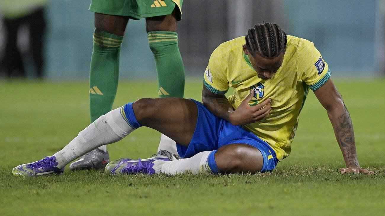 تقيأ داخل الملعب.. جواو بيدرو يثير الرعب في مباراة البرازيل وتشيلي