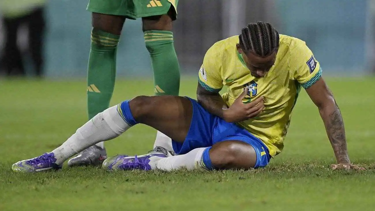 تقيأ داخل الملعب.. جواو بيدرو يثير الرعب في مباراة البرازيل وتشيلي