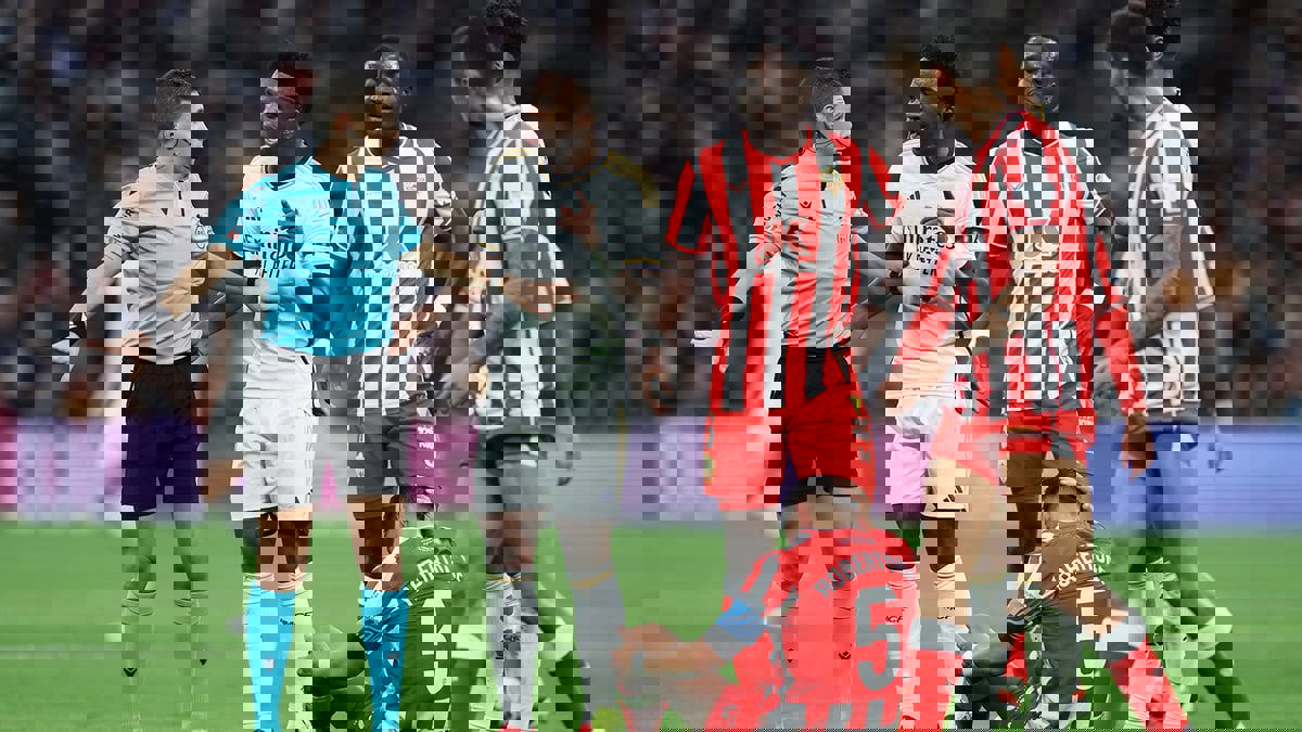 التحكيم يثير جدلا واسعا في مباراة ريال مدريد وألميريا (فيديو)
