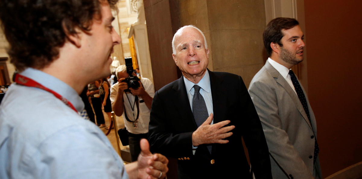 جون ماكين يخضع لإجراء جراحي لإزالة تجلط دموي