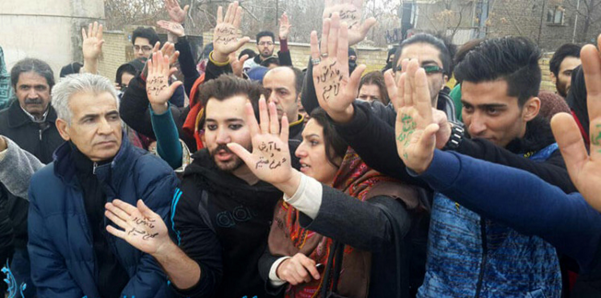 احتجاجات متصاعدة في طهران ضد اعتقال ناشط معارض (صور وفيديو)