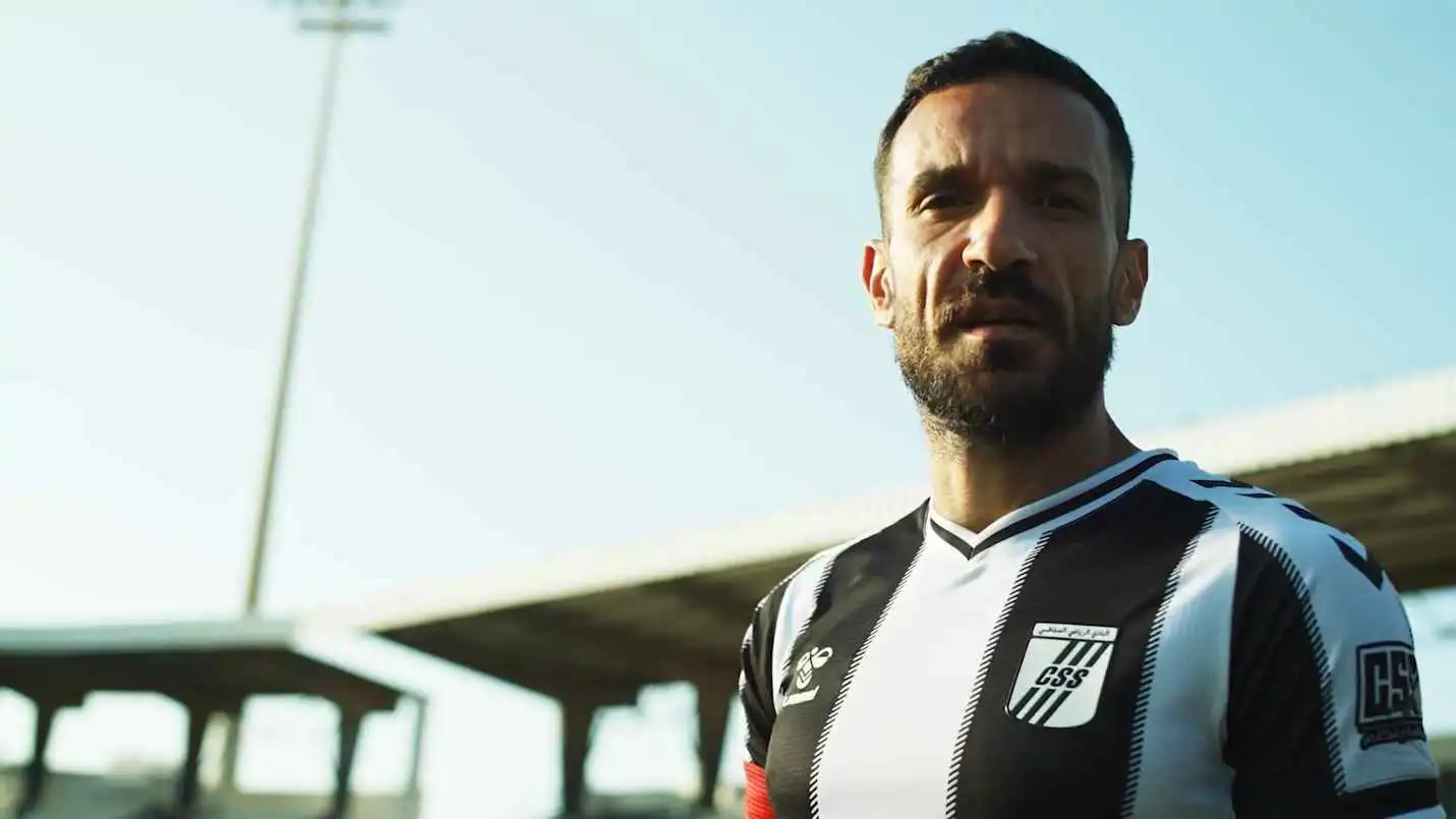 بصوت عصام الشوالي.. الصفاقسي التونسي يعلن عودة أسطورته علي معلول (فيديو)