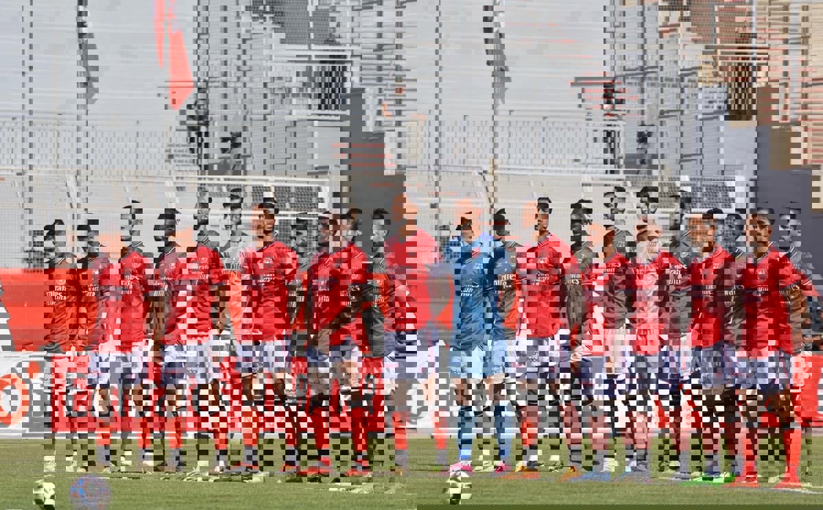 النجم الساحلي يواجه أزمته المالية الخانقة بالاستغناء عن نصف الفريق