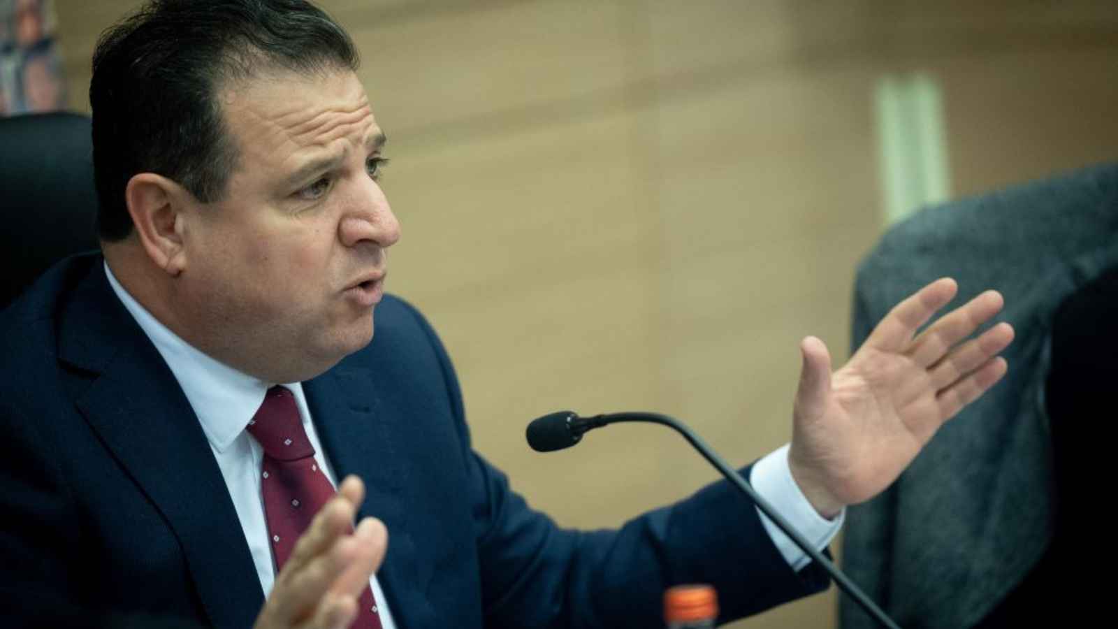 لجنة بالكنيست تصوت بالإجماع على عزل أيمن عودة