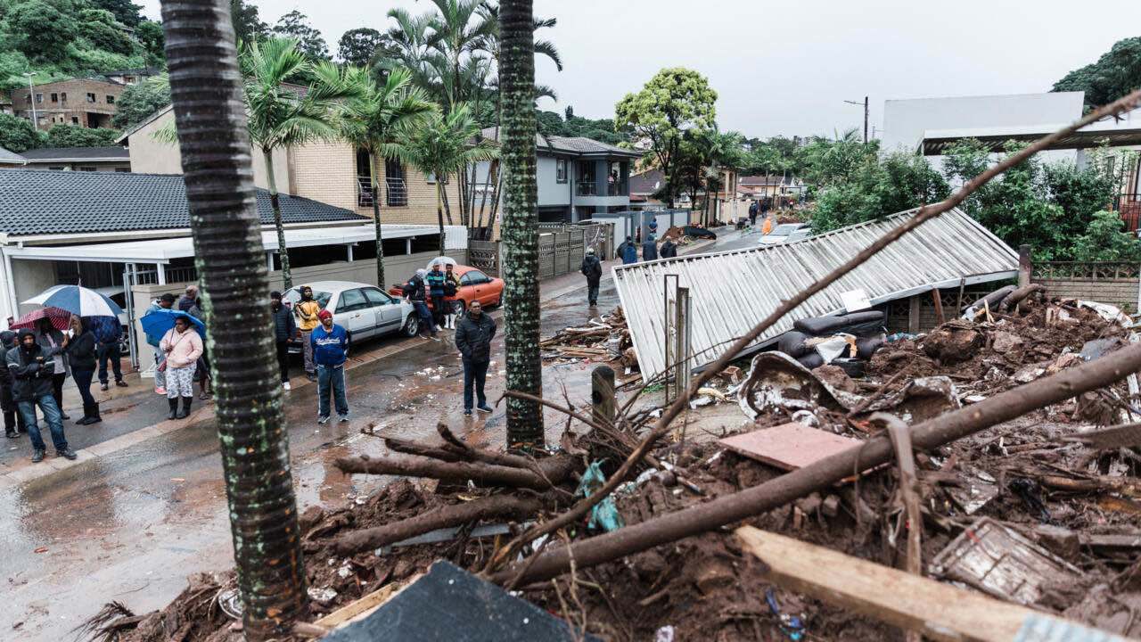 49 قتيلا جراء فيضانات مدمرة في جنوب أفريقيا (فيديو)