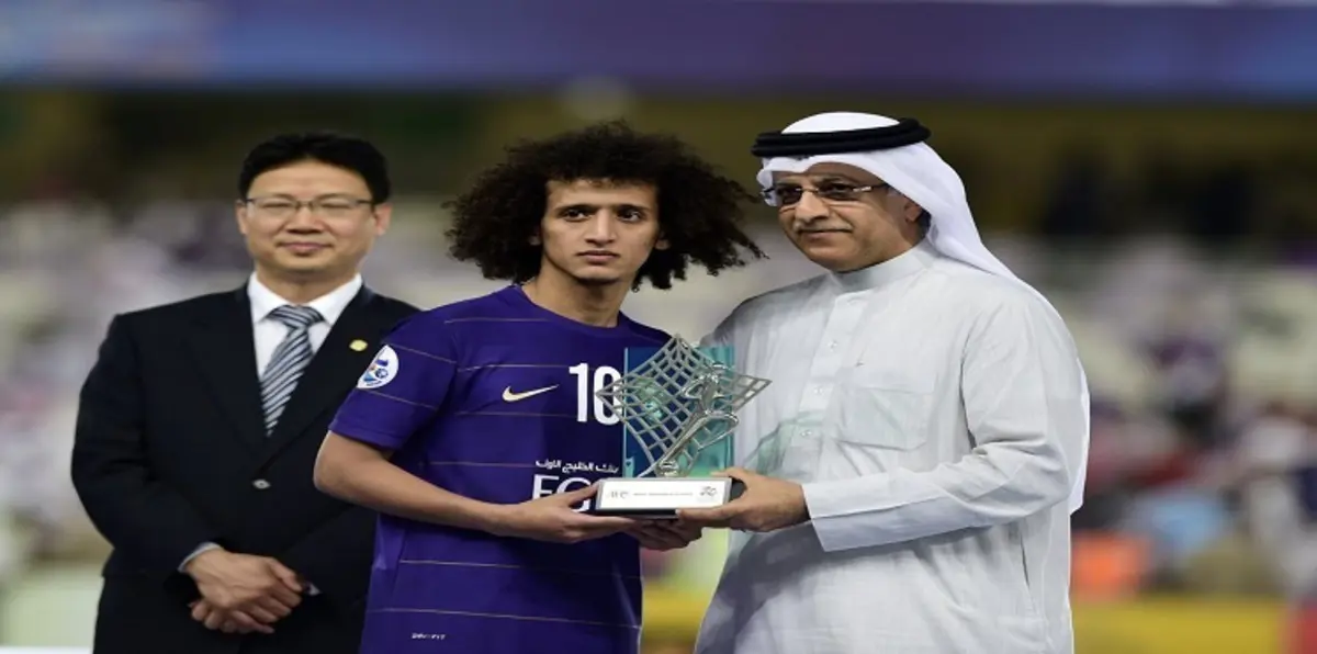 عموري يدافع عن ألوان الأهلي السعودي أمام برشلونة