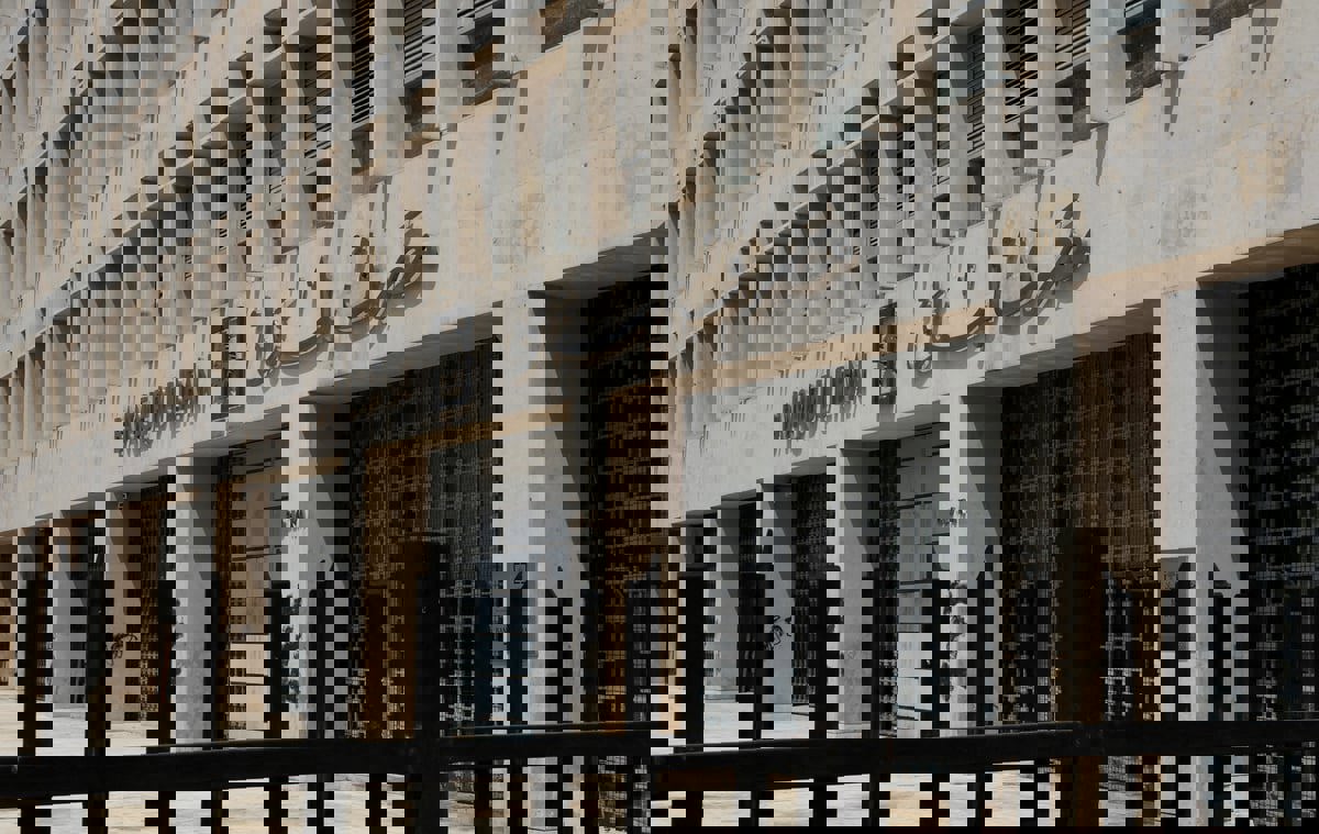 مصرف لبنان يسمح للمودعين بسحب 150 دولارا شهريا من حساباتهم