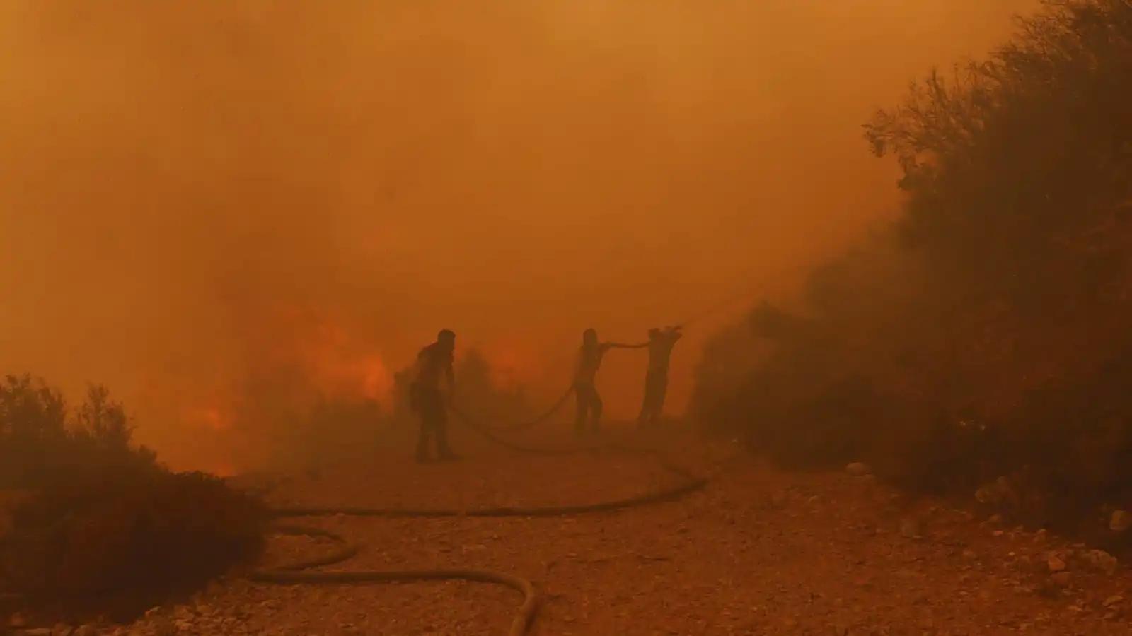 النيران تحاصر فرق الإطفاء في سوريا (فيديو)