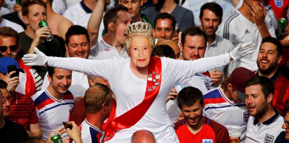 رئيس الاتحاد الأوروبي لكرة القدم ينام في حضرة الأمير وليام (صورة)