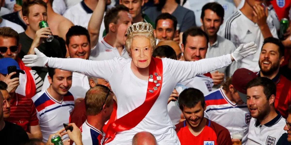 رئيس الاتحاد الأوروبي لكرة القدم ينام في حضرة الأمير وليام (صورة)