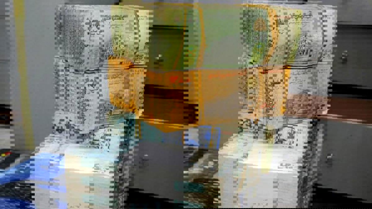 انهيار الريال اليمني وسط تحذيرات من أعباء إضافية لحرب غزة
