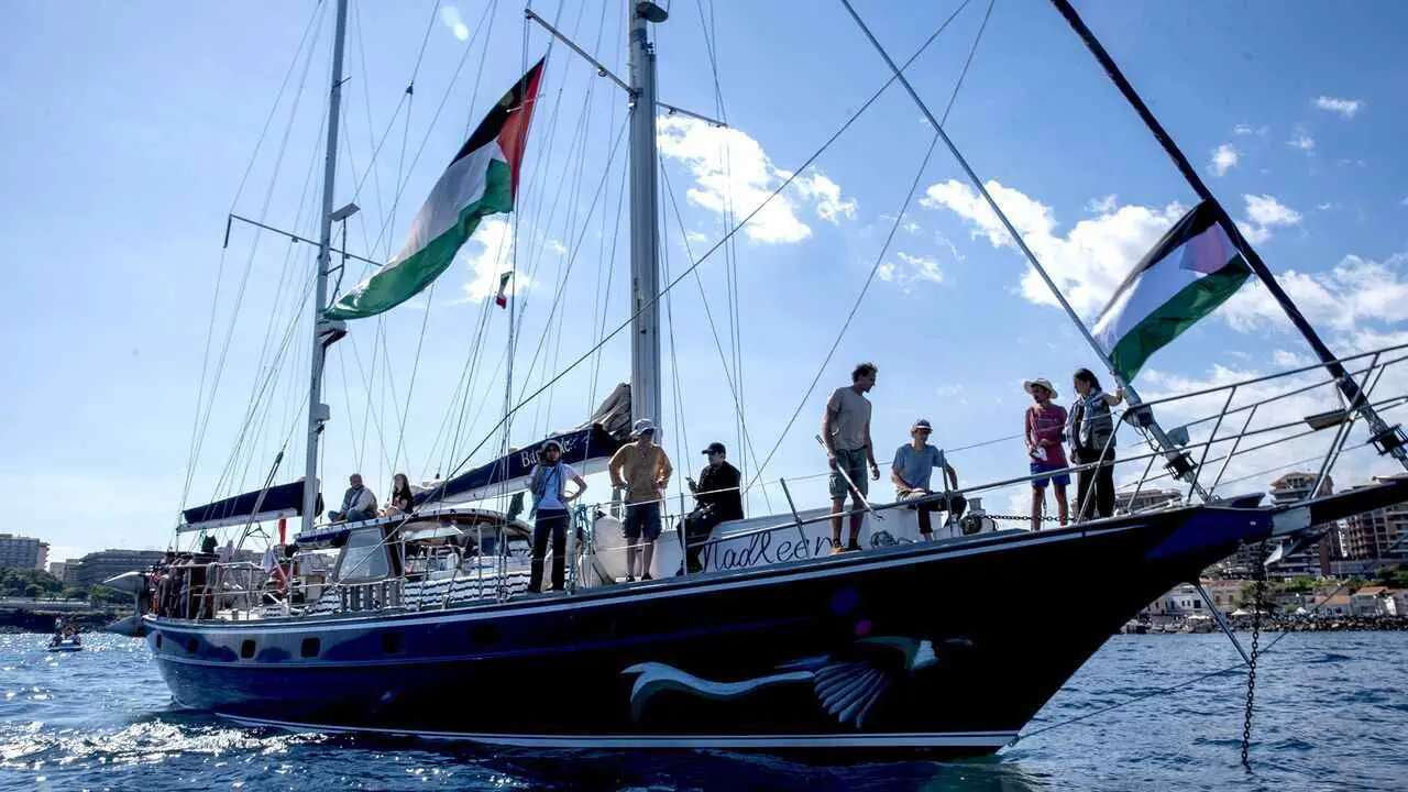 "يخت السيلفي".. كيف سخرت إسرائيل من نشطاء سفينة مادلين؟ (فيديو)