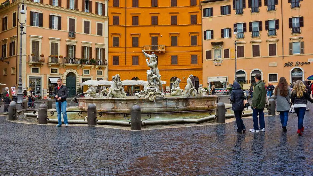 طين الأمطار الغزيرة يعكّر مياه نوافير روما