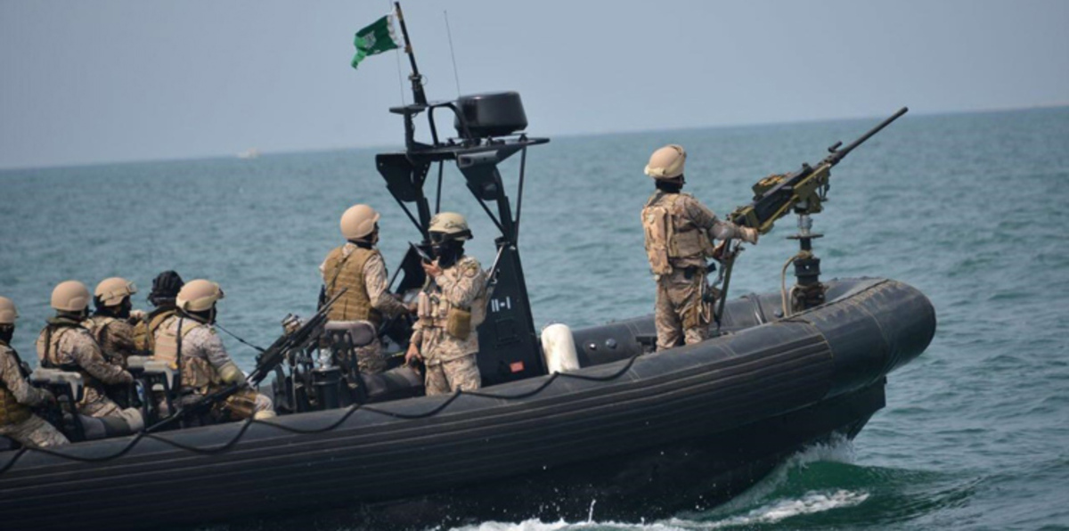 شاهد بالصور والفيديو.. لحظة تدمير القوات السعودية لزورق حوثي مفخخ على سواحل جازان