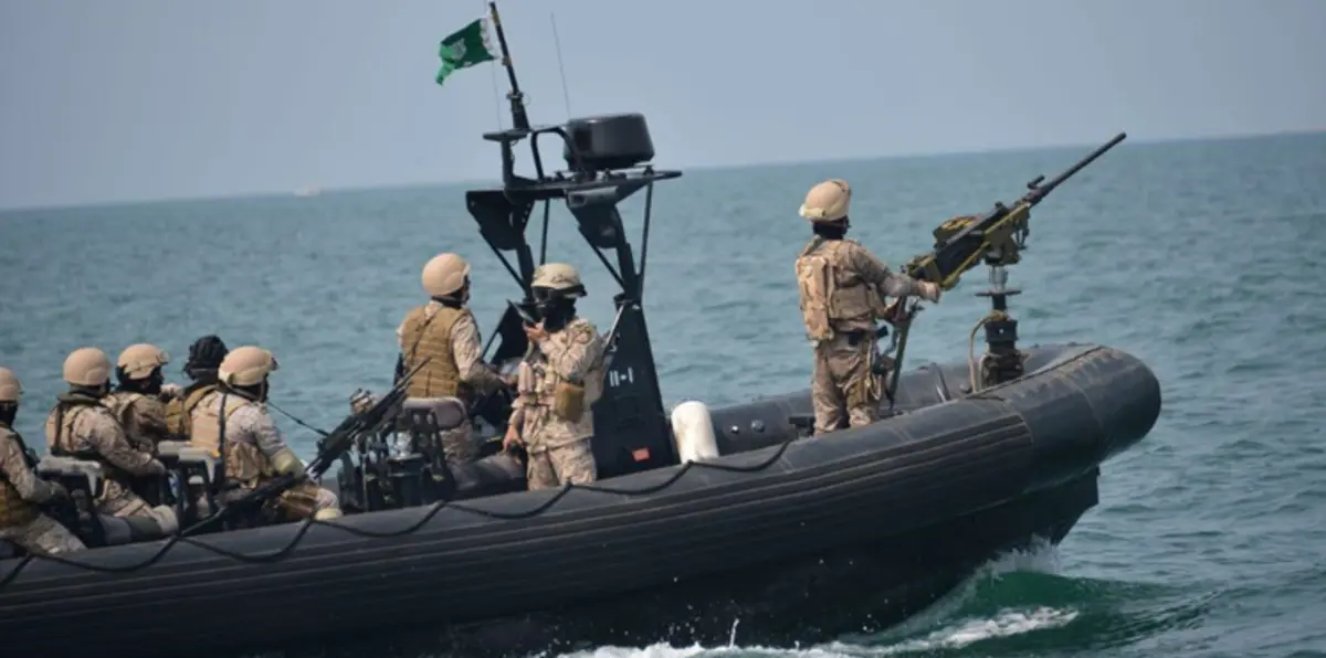 شاهد بالصور والفيديو.. لحظة تدمير القوات السعودية لزورق حوثي مفخخ على سواحل جازان