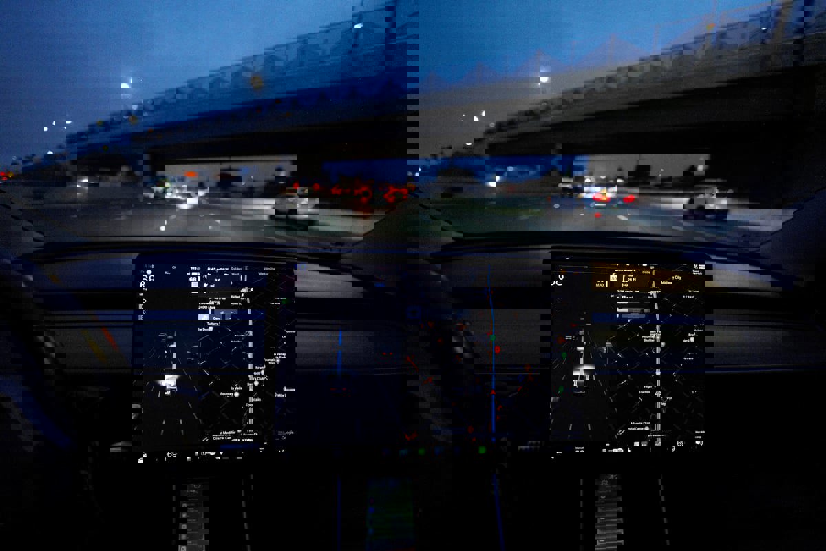 نظام القيادة الذاتية يُحرج "تسلا" بعد حوادث مميتة