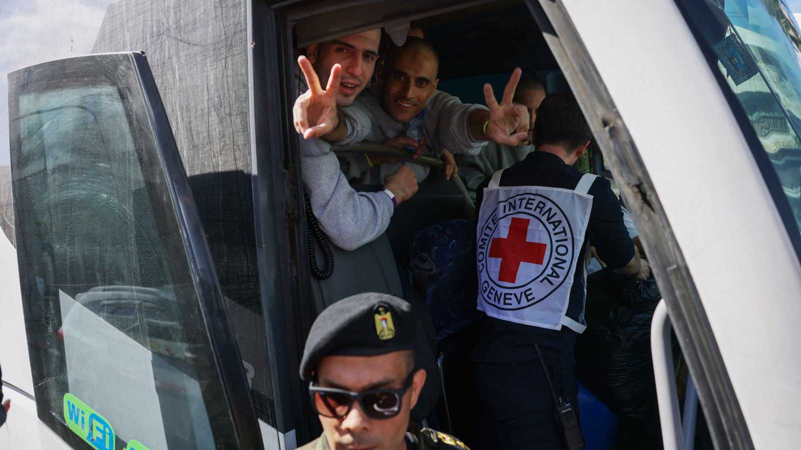 وصول حافلات تقل معتقلين فلسطينيين إلى رام الله (فيديو)