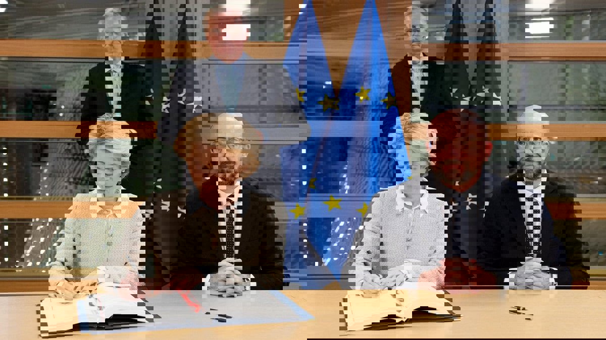 مسؤولو الاتحاد الأوروبي وقعوا الاتفاق المبرم مع بريطانيا