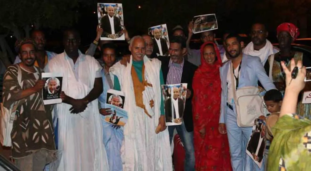 صور.. مئات الموريتانيين في استقبال سيساكو بمطار نواكشوط