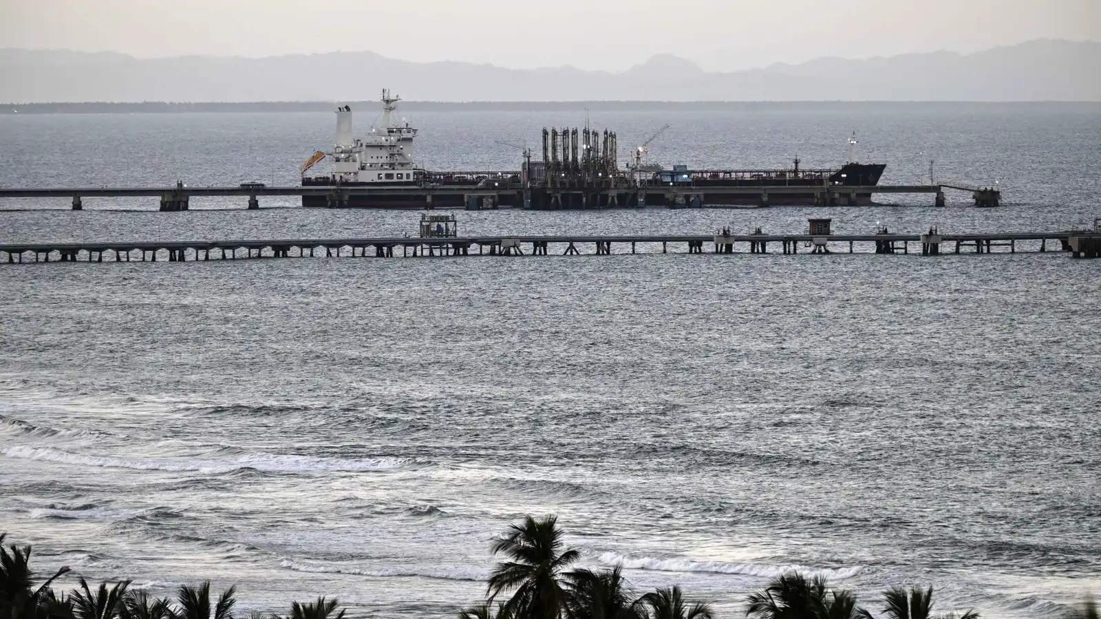 ضمن صفقة الـ50 مليون برميل.. أول ناقلة نفط فنزويلية تغادر إلى لويزيانا