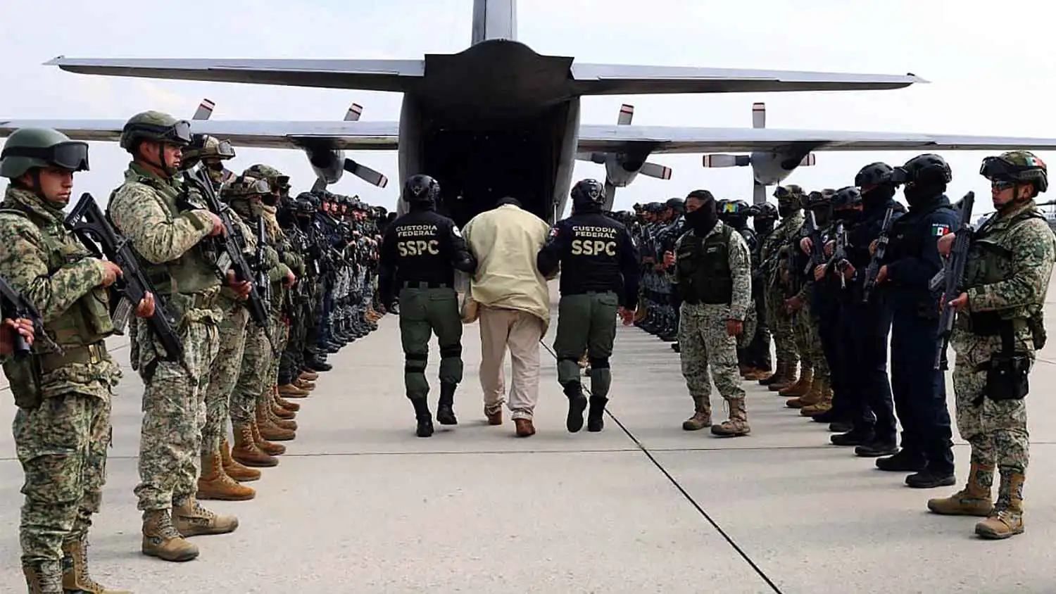 تحت ضغط ترامب.. المكسيك تُسلم واشنطن 37 مجرمًا