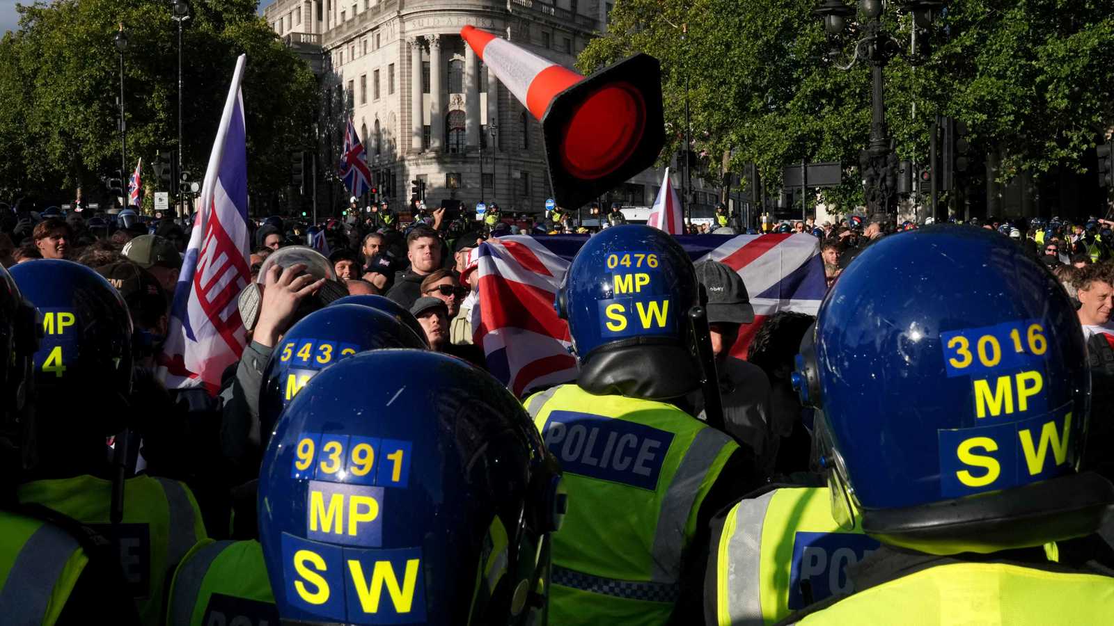 لندن تغلي.. اليمين المتطرف يحشد أكثر من 100 ألف متظاهر ضد الهجرة