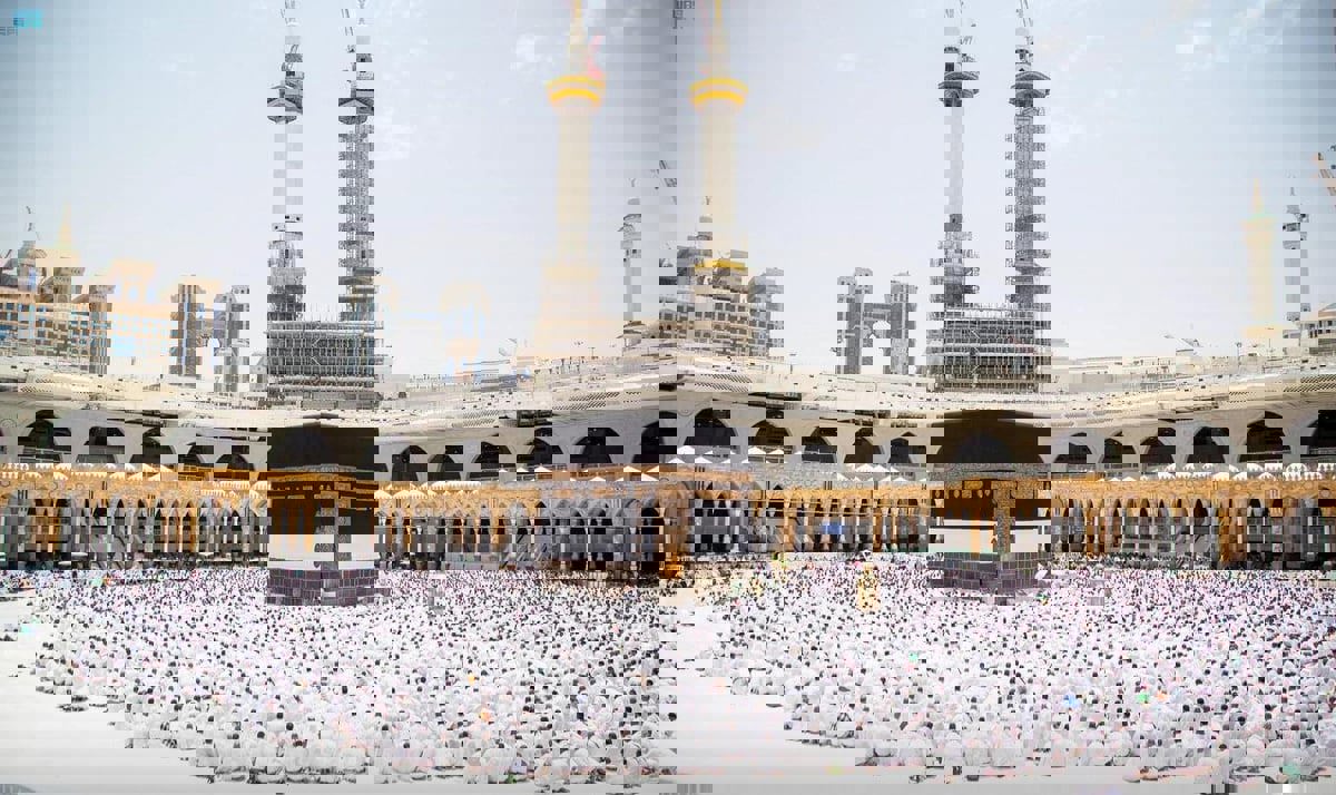 هندي يتخلى عن الهندوسية ويعتنق الإسلام في الحرم المكي (فيديو)