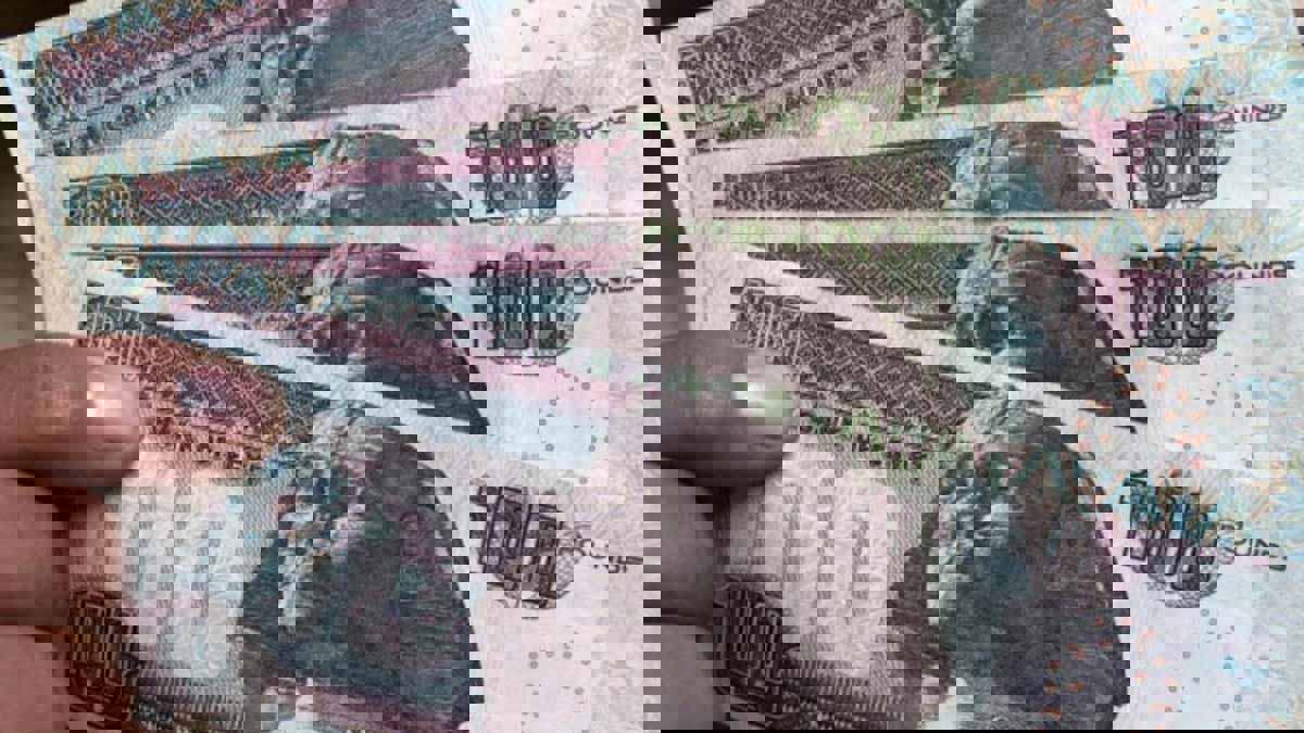 مصادر لـ"إرم نيوز": عملات مزيفة بالملايين من فئة 100 جنيه تُغرق الأسواق المصرية