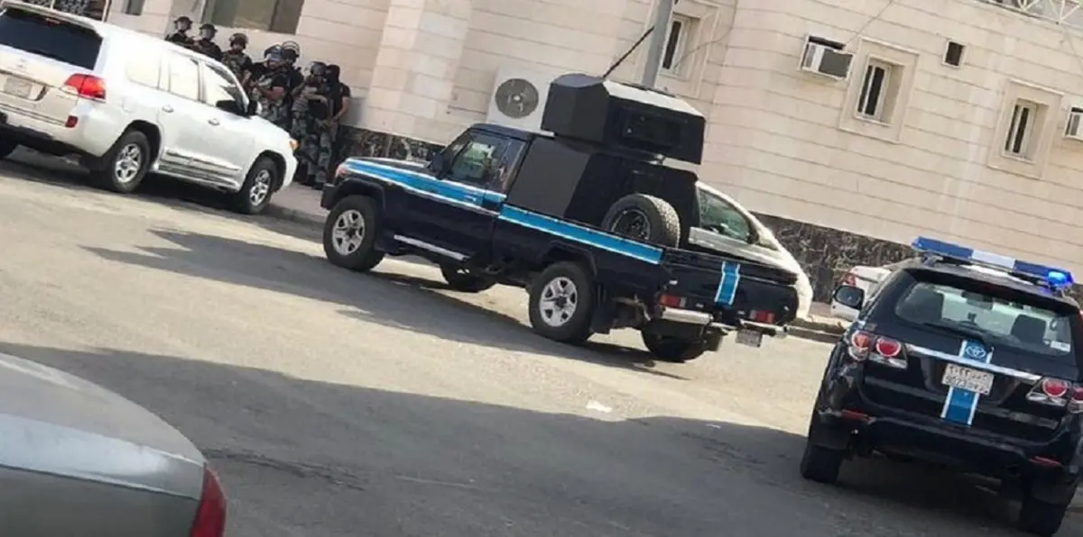 السعودية.. اعتقال مطلوبين خلال مداهمة أمنية في مكة المكرمة (فيديو وصور)