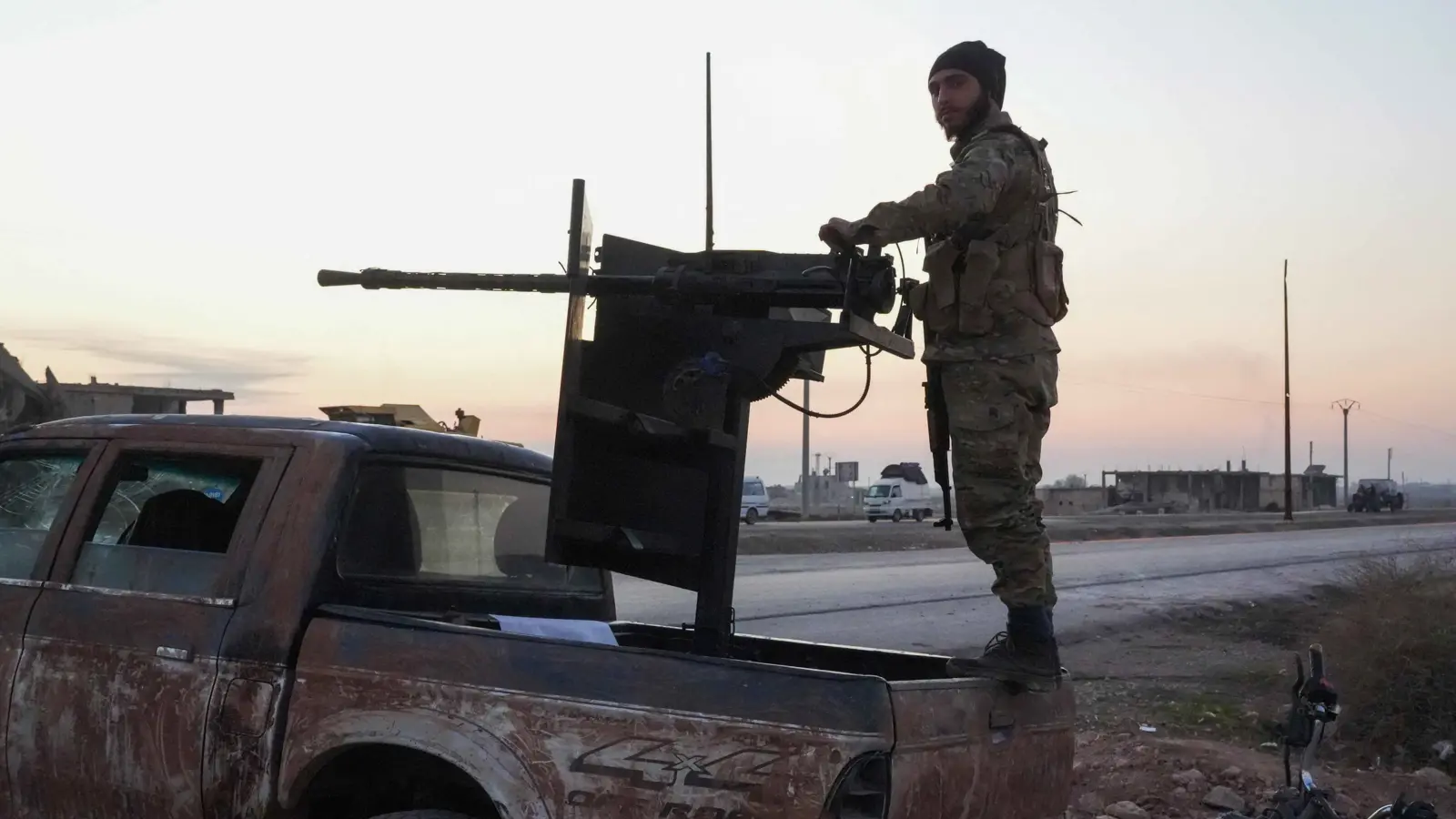 بسبب اعتقال مطلوبين.. اندلاع اشتباكات مسلحة في مدينة الرقة