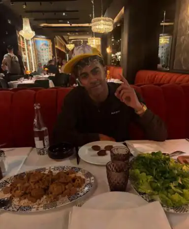 لامين يامال يتناول وجبة الإفطار