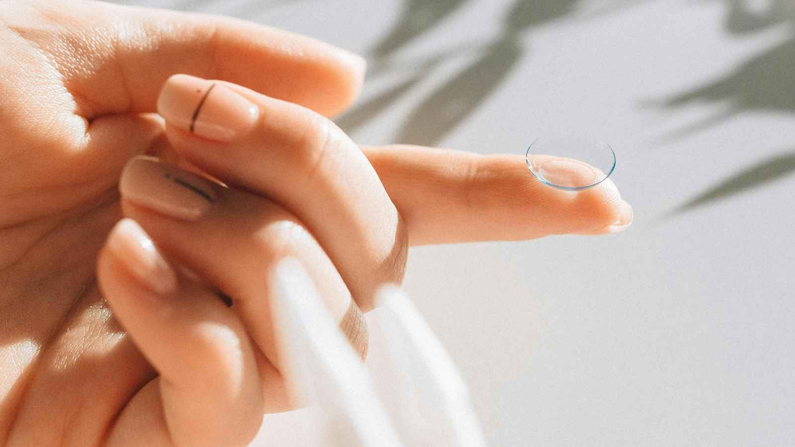 تطوير عدسات لاصقة تمنح البشر القدرة على الرؤية في الظلام