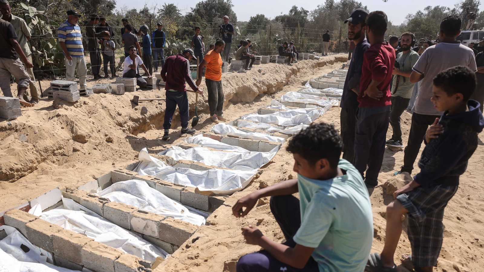 غداة استعادتها جثة جديدة.. إسرائيل تسلم جثامين 15 فلسطينياً