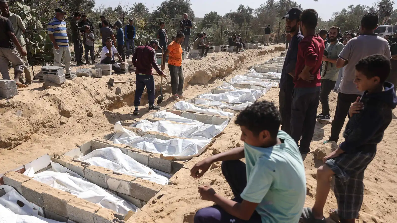 غداة استعادتها جثة جديدة.. إسرائيل تسلم جثامين 15 فلسطينياً