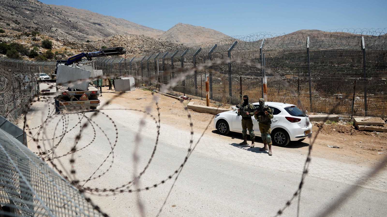 بالقواعد وتسليح الفصائل.. إسرائيل تفرض واقعا ميدانيا جديدا في الجنوب السوري