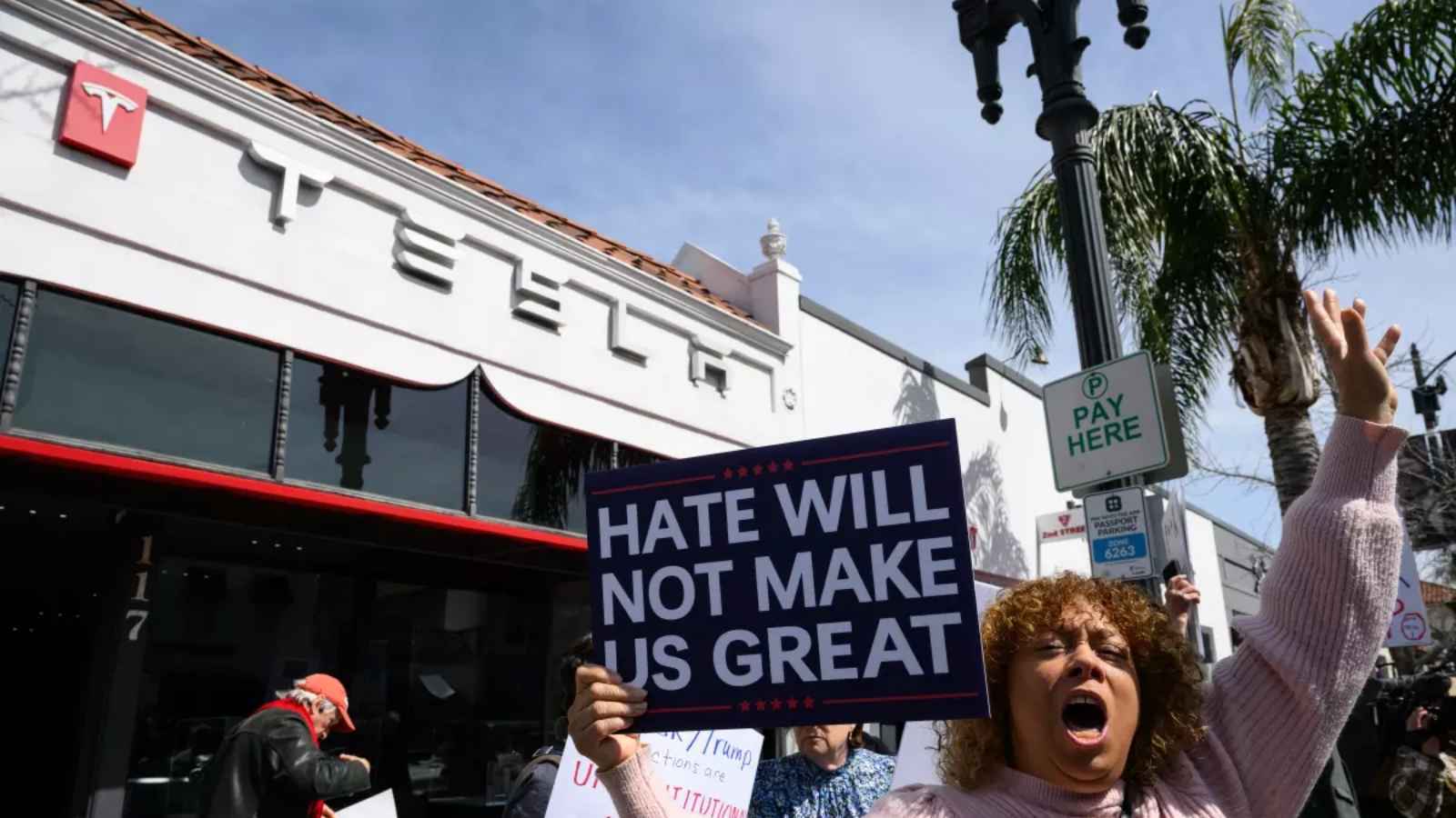 وزيرة العدل الأمريكية تعلق على تخريب سيارات "تسلا"