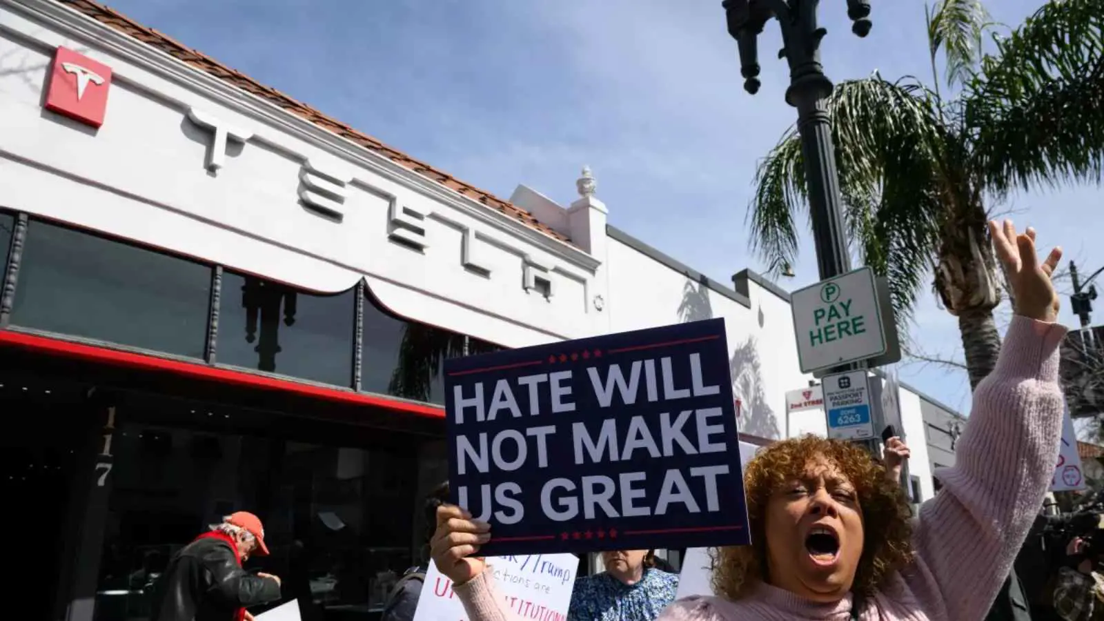 وزيرة العدل الأمريكية تعلق على تخريب سيارات "تسلا"