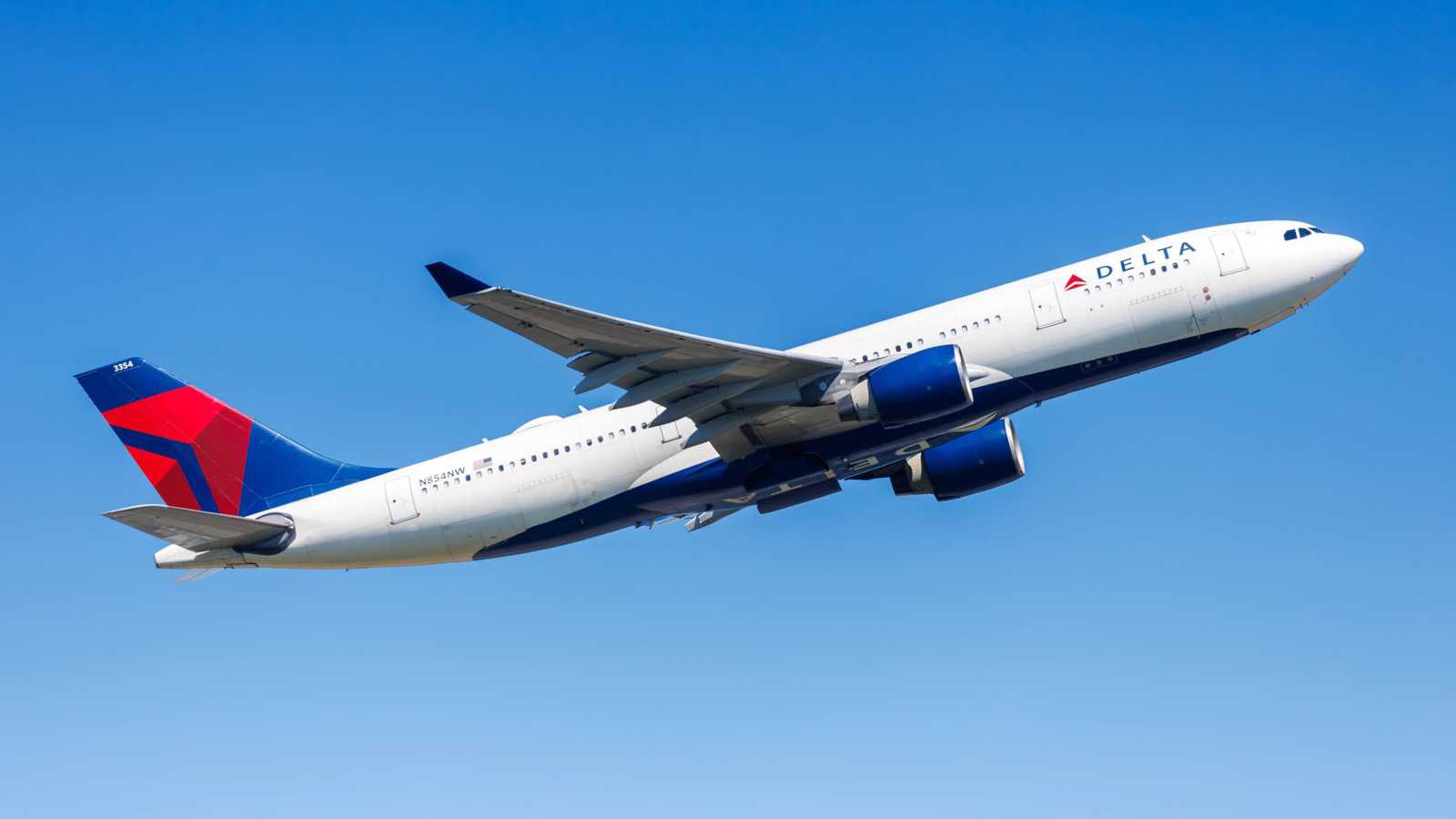 فيديو حصد 10 ملايين مشاهدة.. طيار يطمئن الركاب برسالة مؤثرة من ابنته