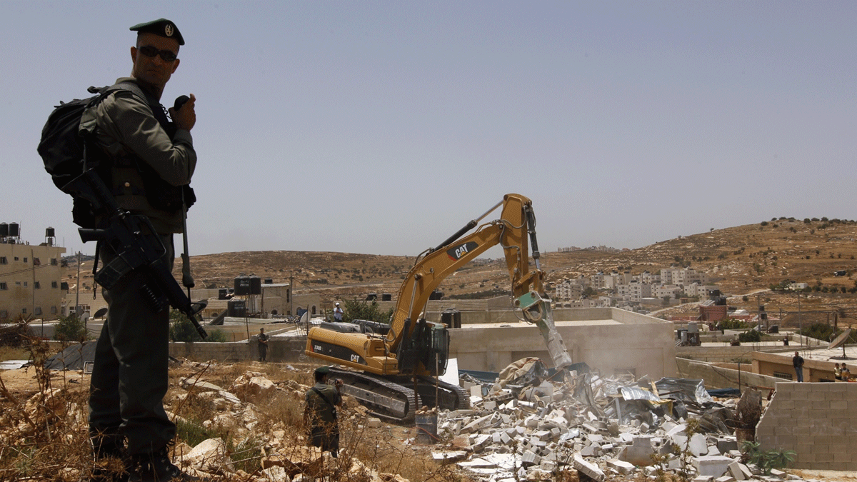 الاحتلال الإسرائيلي يجبر عائلة فلسطينية على هدم منزلها في القدس