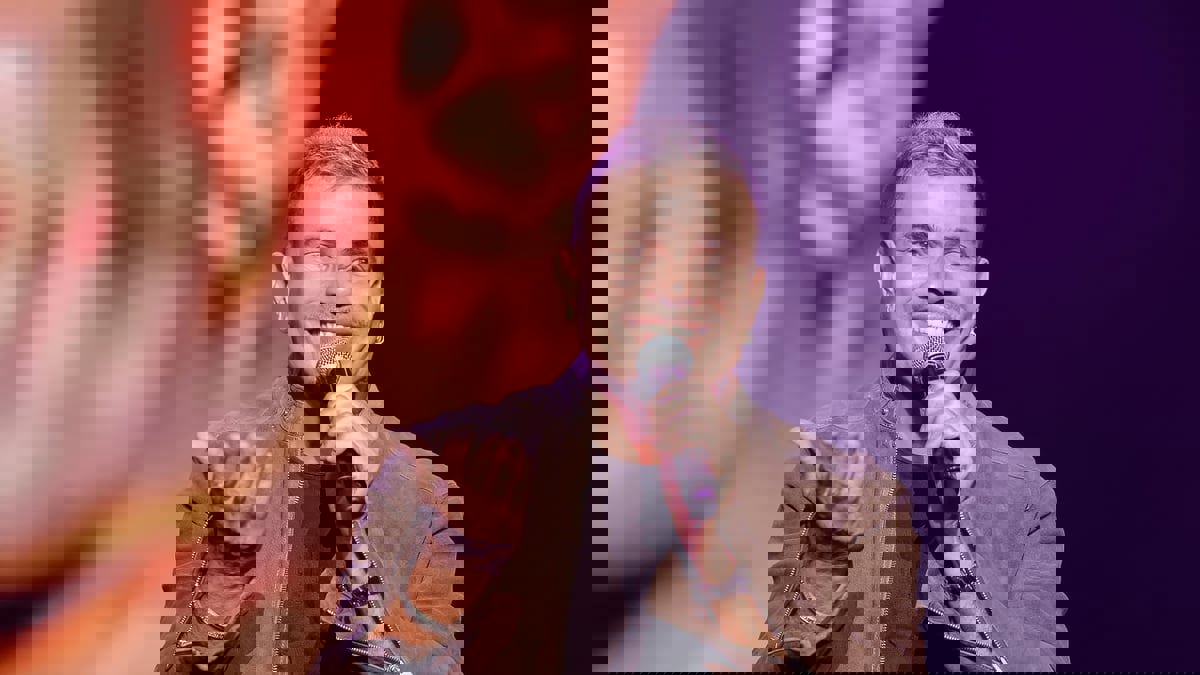 عمرو دياب يصفع معجبًا حاول التقاط صورة معه (فيديو)